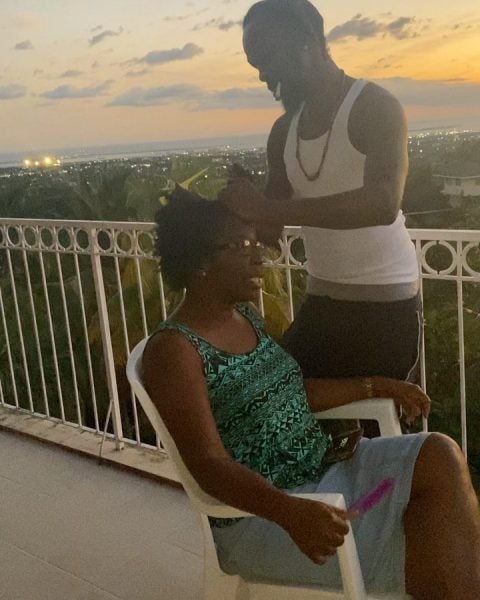 popcaan-combing-his-moms-hair