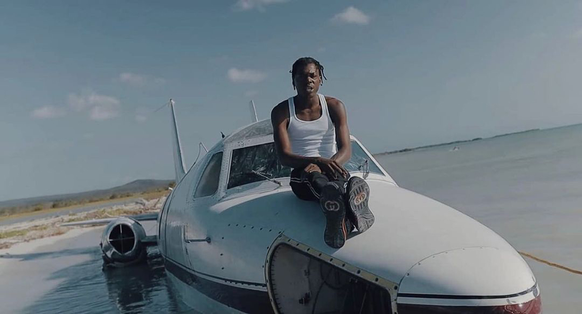 Skillibeng shares “Coca” visuals on a wrecked plane, fans say he needs ‘quality control’ – DancehallMag